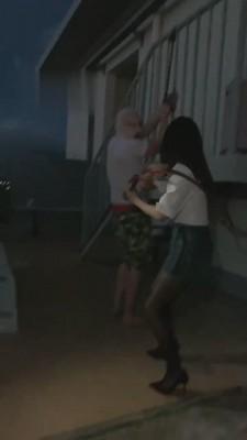 【宝爷】天台双S精神小妹暴揍 bf12943