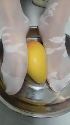 【宝爷】白丝玉足踩踏食物喂食 bf12820