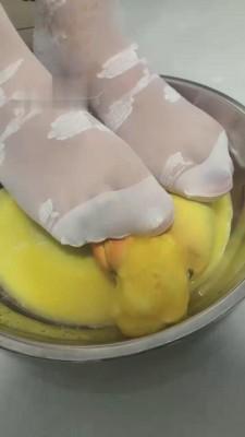 【宝爷】白丝玉足踩踏食物喂食 bf12820