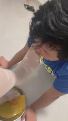 【宝爷】白丝玉足踩踏食物喂食 bf12820