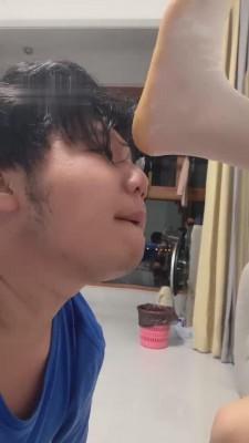 【宝爷】白丝玉足踩踏食物喂食 bf12820