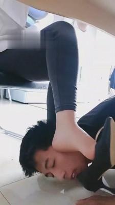 【雪儿】白领办公桌下恋足狗 bf12744