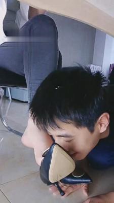 【雪儿】白领办公桌下恋足狗 bf12744