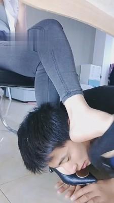 【雪儿】白领办公桌下恋足狗 bf12744