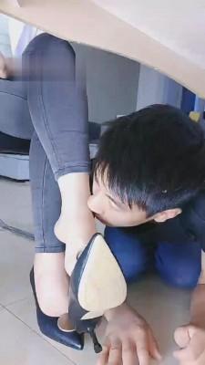 【雪儿】白领办公桌下恋足狗 bf12744