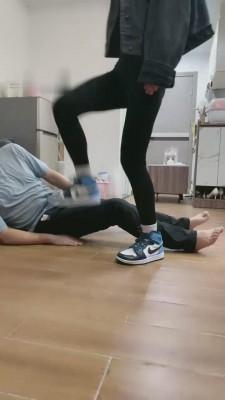 【漫漫】袜子塞嘴双S暴力踢踹 bf12708