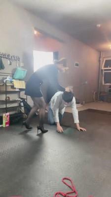 【沈阳妮可】女老板暴力惩罚偷懒员工 bf12682