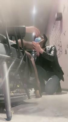 【歌迪丝】咖啡店公开让狗舔脚 bf12668