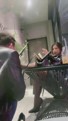 【歌迪丝】咖啡店公开让狗舔脚 bf12668