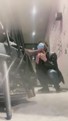 【歌迪丝】咖啡店公开让狗舔脚 bf12668