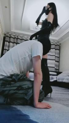 【猫神大人】长靴酷炫女王鞭打脚下狗 bf12706