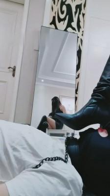 【猫神大人】长靴酷炫女王鞭打脚下狗 bf12706