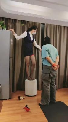 【暴力美学】挑战奴性极限-叼鞋+脚撕狗嘴+跪求脚耳光 bf12578