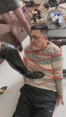 【二宝】姐妹花囚禁3奴强制喂呕吐物/圣水 bf12544