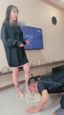 【成都叶子】超酷女王长靴肉丝羞辱脚奴 bf12460