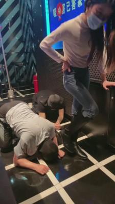 【漫漫】KTV双S当众逗狗转胯【双视角版】 bf12420