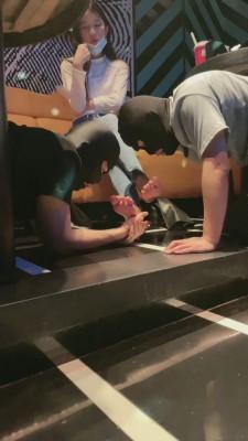 【漫漫】KTV双S当众逗狗转胯【双视角版】 bf12420