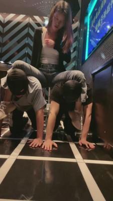 【漫漫】KTV双S当众逗狗转胯【双视角版】 bf12420