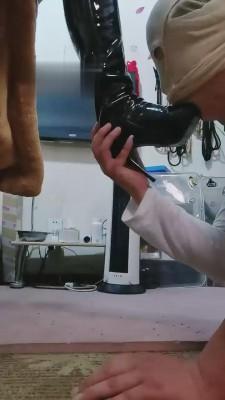 【成都叶子】超酷女王长靴肉丝羞辱脚奴 bf12460
