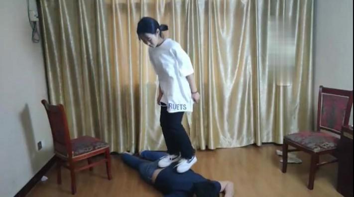 【最抗揍M】被两萝莉学生主羞辱 bf12389