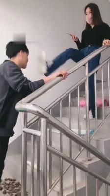 【红杉】楼梯间让狗舔脏鞋 bf12383