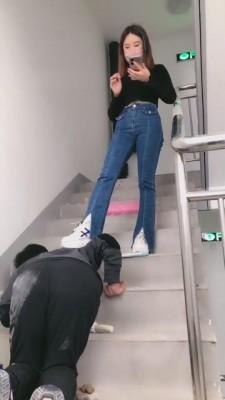 【红杉】楼梯间让狗舔脏鞋 bf12383