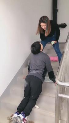 【红杉】楼梯间让狗舔脏鞋 bf12383