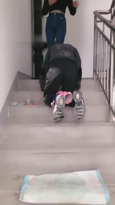 【红杉】楼梯间让狗舔脏鞋 bf12383