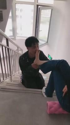 【红杉】楼梯间让狗舔脏鞋 bf12383