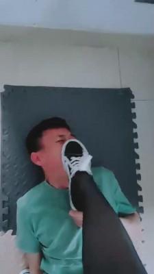 【魅影女神】舔脏鞋底/黑丝臭脚 bf12386