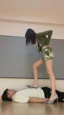 【sss乔西】大长腿小姐姐提档/舔脏鞋 bf12405