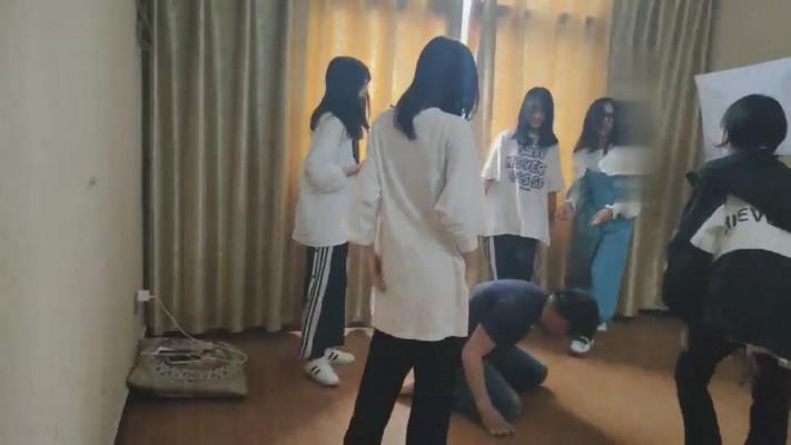 【最抗揍M】精神小妹学生主群殴【中】 bf12378