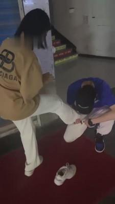 【狗哥】真实-户外开发多名素人女闻脚 bf12350