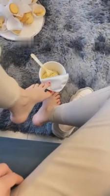 【莉莉丝s】闻鞋闻臭脚+强制圣水泡面 bf12269