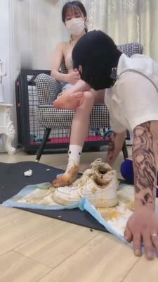 【暴力美学】关在笼子里的狗舔脏鞋/踩踏喂食 bf12272