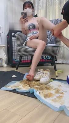 【暴力美学】关在笼子里的狗舔脏鞋/踩踏喂食 bf12272