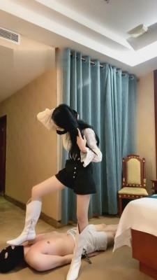 【弯弯小阿姨】精神小妹白靴暴踢狗 bf581