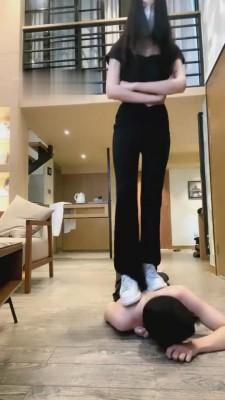 【弯弯小阿姨】捆绑强制小白鞋踢裆 G-210830-7