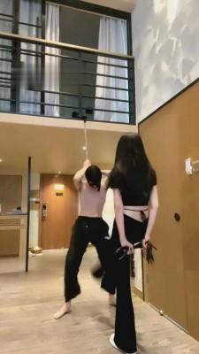 【弯弯小阿姨】捆绑强制小白鞋踢裆 G-210830-7