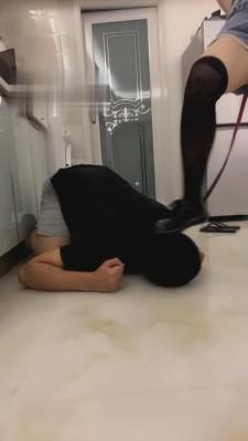 【云云酱】萝莉主皮鞋过膝袜踢打 bf780