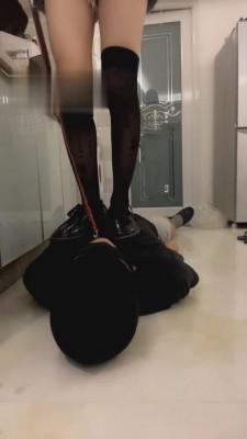 【云云酱】萝莉主皮鞋过膝袜踢打 bf780