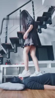 【猫神大人】运动小白鞋全体重踩踏 bf4126