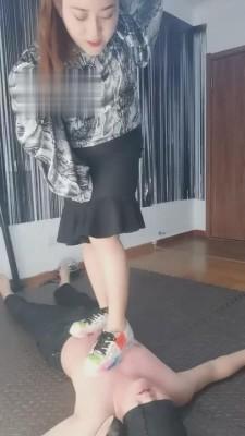 【冰爷】踩踏贱畜生-吐痰-踢踹-耳光 bf3946