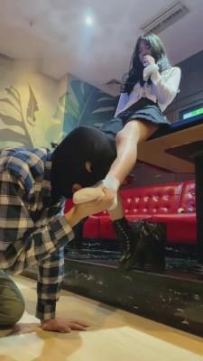 【雪莉】KTV当着素人朋友的面玩狗 bf3936