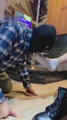 【雪莉】KTV当着素人朋友的面玩狗 bf3936