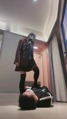 【强抚】皮鞋过膝袜踢裆开发场 bf3871