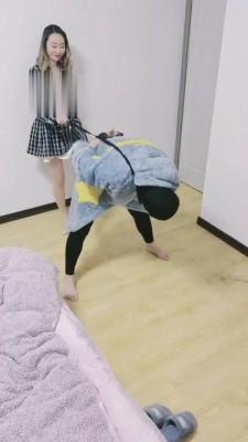 【宝儿】闺蜜合虐车展偷袜子的狗 bf3790