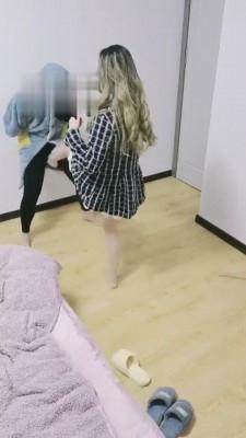 【宝儿】闺蜜合虐车展偷袜子的狗 bf3790