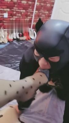 【美柠】50多岁老狗半夜犯贱舔脚 bf3776