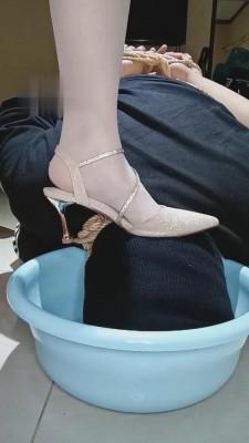 【莉娜】重度踢裆sp耳光圣水窒息 bf3748